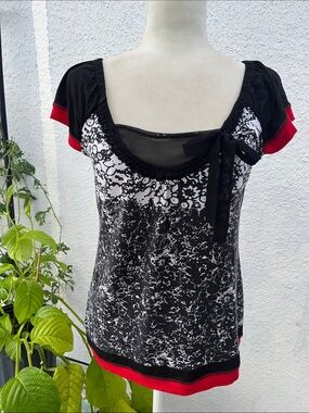 DOLCEZZA Simply Art Collection Gorgeous graphic print short sleeve blouse SZ: S